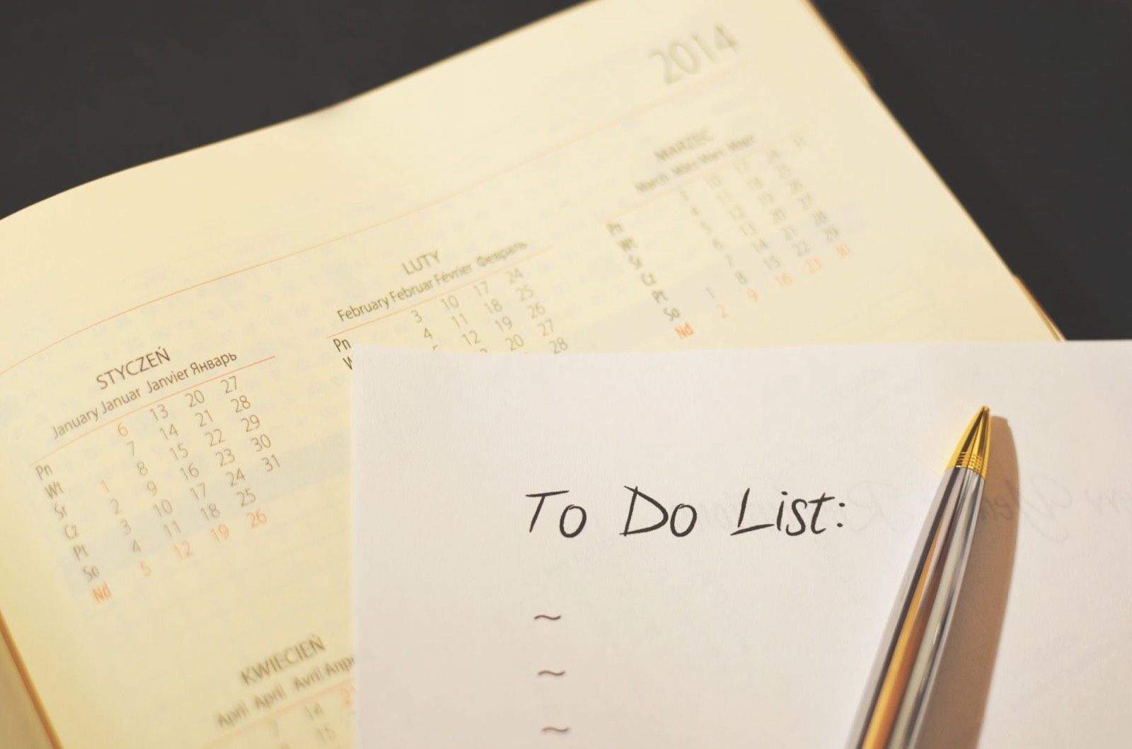 Carnet de routine quotidienne ouvert sur un bureau avec une liste de tâches