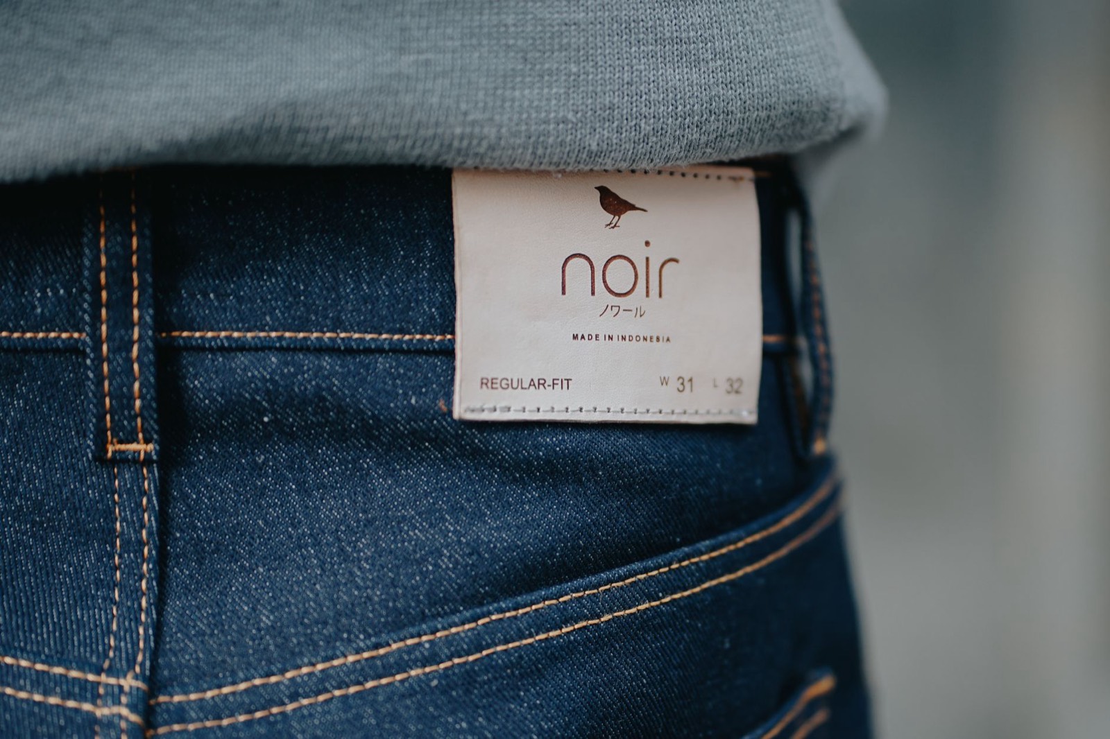 personne ajustant la ceinture élastique d'un sous-vêtement et vérifiant l'étiquette